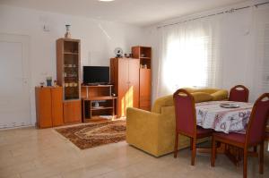 a living room with a table and a couch at Apartman Zrina Oštro in Kraljevica