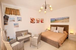 una camera con letto, tavolo e sedie di "SARDESIDENCE" Spiaggia Privata WiFi Parcheggio Riservato a Costa Rei