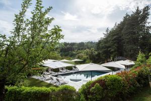 an aerial view of a pool with umbrellas at Residence Serena in Assisi
