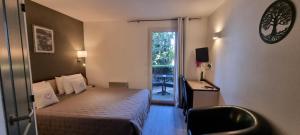 Postel nebo postele na pokoji v ubytování Hôtel Le Pradet + 37 fotografií