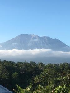 a mountain in the distance with clouds in the foreground w obiekcie Amrita Villa Sidemen w mieście Sidemen