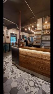 bar w restauracji z ladą w obiekcie Casa Tiziana w mieście Sovere
