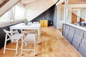 een keuken met een witte tafel en stoelen in een kamer bij Charmant, zentral, nur 5 Gehminuten vom Europa-Park in Rust