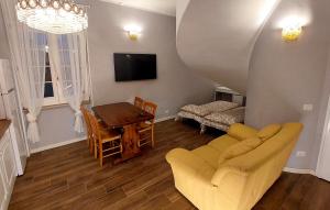 un soggiorno con divano e tavolo di Casa Magnolia a Pomezia