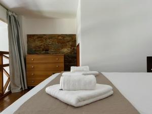 エルムポリにあるMedusa Apartmentの白いタオルが付いたベッドが備わる客室です。