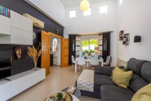 ein Wohnzimmer mit einem Sofa und einem Tisch in der Unterkunft Luxury Spa and golf villa Denton in Las Armeras