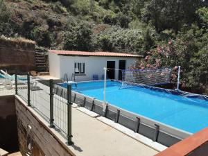 una piscina con recinzione intorno di Casa Trinquete a Villalonga