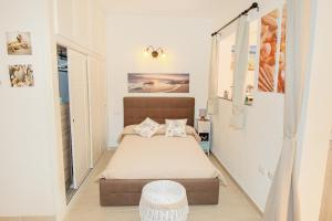 una piccola camera con un letto in una stanza di "SARDESIDENCE" Spiaggia Privata WiFi Parcheggio Riservato a Costa Rei