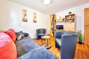 a living room with a couch and chairs at Wohnung 22 - Auszeit - nur 5 Minuten vom Europa-Park in Kappel-Grafenhausen
