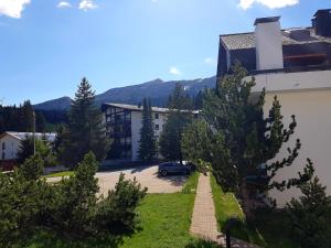 Vista generica sulle montagne o vista sulle montagne dall'interno dell'appartamento