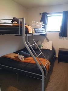 Двухъярусная кровать или двухъярусные кровати в номере All Seasons Holiday Park