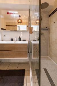a bathroom with a shower and a sink at T3 Flat Moderne sur 2 étages Metro Parking Free Entrance autonome in Rouen