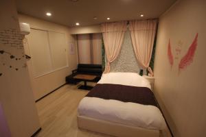 Tempat tidur dalam kamar di ホテル シンドバッド滝沢店 Adult Only