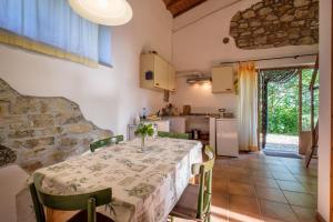 eine Küche und ein Esszimmer mit einem Tisch und Stühlen in der Unterkunft Stella Sud Podere Carbone in Grosseto