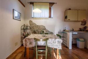 Stella Sud Podere Carbone في غروسيتو: مطبخ مع طاولة وكراسي في غرفة