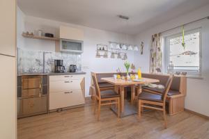 a kitchen and dining room with a table and chairs at Appartment Lechner in Neukirchen am Großvenediger