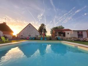 Bazén v ubytování L'Anagramme, chambres, table d'hôtes et gîte pour adultes, naturistes ou non ! nebo v jeho okolí