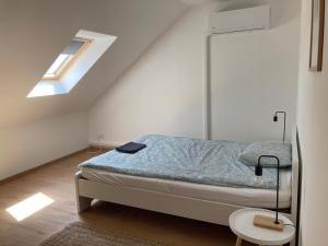 Posteľ alebo postele v izbe v ubytovaní Karádi apartman