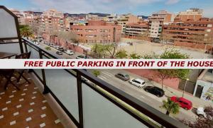 サン・アドリア・デ・ベソスにあるORÚS HOME Apartments Barcelona since1980のバルコニーから市街の景色を望めます。正面に無料の公共駐車場があります。