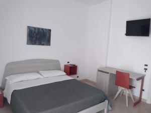 サン・ヴィート・ロ・カーポにあるGranello di Sabbiaのベッドルーム1室(ベッド1台、デスク、コンピュータ付)