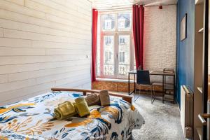 Een bed of bedden in een kamer bij Ker Brunat centre historique idéalement situé cosy calme grand appartement