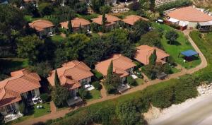 Vista arial de uma casa com telhado vermelho em Shoresh Green Hills em Shoresh