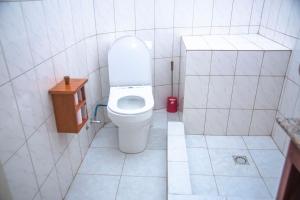 吉佳利的住宿－QUALITY INN HOTEL Kigali，一间小浴室,在摊位设有厕所