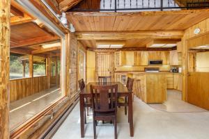 Kuchyň nebo kuchyňský kout v ubytování Alpine Meadows Log Cabin