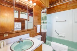 Koupelna v ubytování Alpine Meadows Log Cabin + 25 fotografií