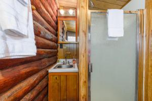 Kuchyň nebo kuchyňský kout v ubytování Alpine Meadows Log Cabin