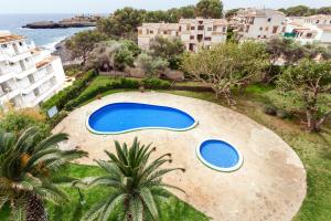 eine Aussicht über zwei Pools in einem Resort in der Unterkunft La Ola Beach House in Portocolom