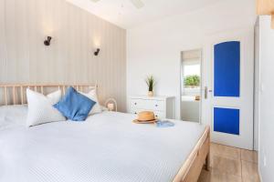 ein Schlafzimmer mit einem Bett, auf dem ein Hut liegt in der Unterkunft La Ola Beach House in Portocolom + 27 Fotos