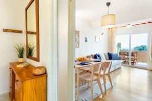 Ein Sitzbereich in der Unterkunft La Ola Beach House