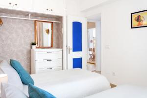 Ein Bett oder Betten in einem Zimmer der Unterkunft La Ola Beach House