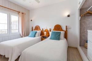 Ein Bett oder Betten in einem Zimmer der Unterkunft La Ola Beach House