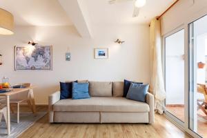 Ein Sitzbereich in der Unterkunft La Ola Beach House