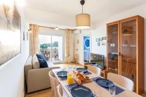 Ein Sitzbereich in der Unterkunft La Ola Beach House