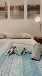 - un lit avec une couverture et un magazine dans l'établissement MEMY HOME, à Bari