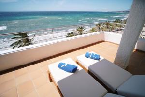 balcón con vistas a la playa y al océano en Puerto Azul Marbella, en Marbella