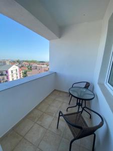 een kamer met 2 stoelen en een tafel op een balkon bij Apartament 2 camere Eliberarii in Constanţa