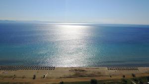 una vista del océano con el sol reflejándose en el agua en Seaview Aparthotel, en Nea Potidaea