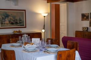 Un restaurante o sitio para comer en Casa Papadia - Trilocale Gelsomino