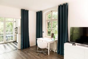 ein Heimbüro mit einem Schreibtisch und einem Fenster in der Unterkunft L.E. Home II in Leipzig