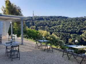 un grupo de mesas y sillas en la cima de una colina en Tuffudesu Experience en Osilo