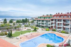 サンシェンショにあるURBANIZACIÓN ILLAS ATLANTICAS-PORTONOVOのリゾートのプールの俯瞰図