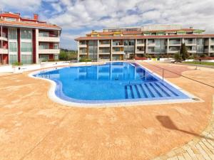 una grande piscina di fronte a un edificio di URBANIZACIÓN ILLAS ATLANTICAS-PORTONOVO a Sanxenxo