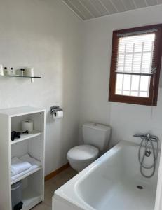 ein Badezimmer mit einer weißen Badewanne und einem WC in der Unterkunft auberge du castellas in Sainte-Croix-de-Verdon
