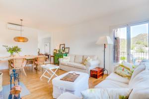 een woonkamer met witte meubels en een tafel bij Ses Alzines Apartment - Costa De Los Pinos in Costa des Pins