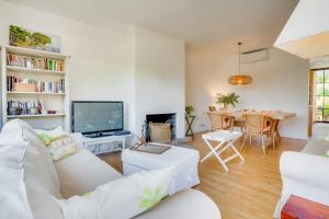 TV a/nebo společenská místnost v ubytování Ses Alzines Apartment - Costa De Los Pinos + 19 fotografií