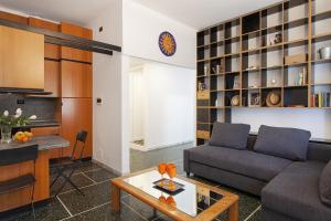 ein Wohnzimmer mit einem Sofa und einem Tisch in der Unterkunft Santa Margherita Apartment in the city center in Santa Margherita Ligure